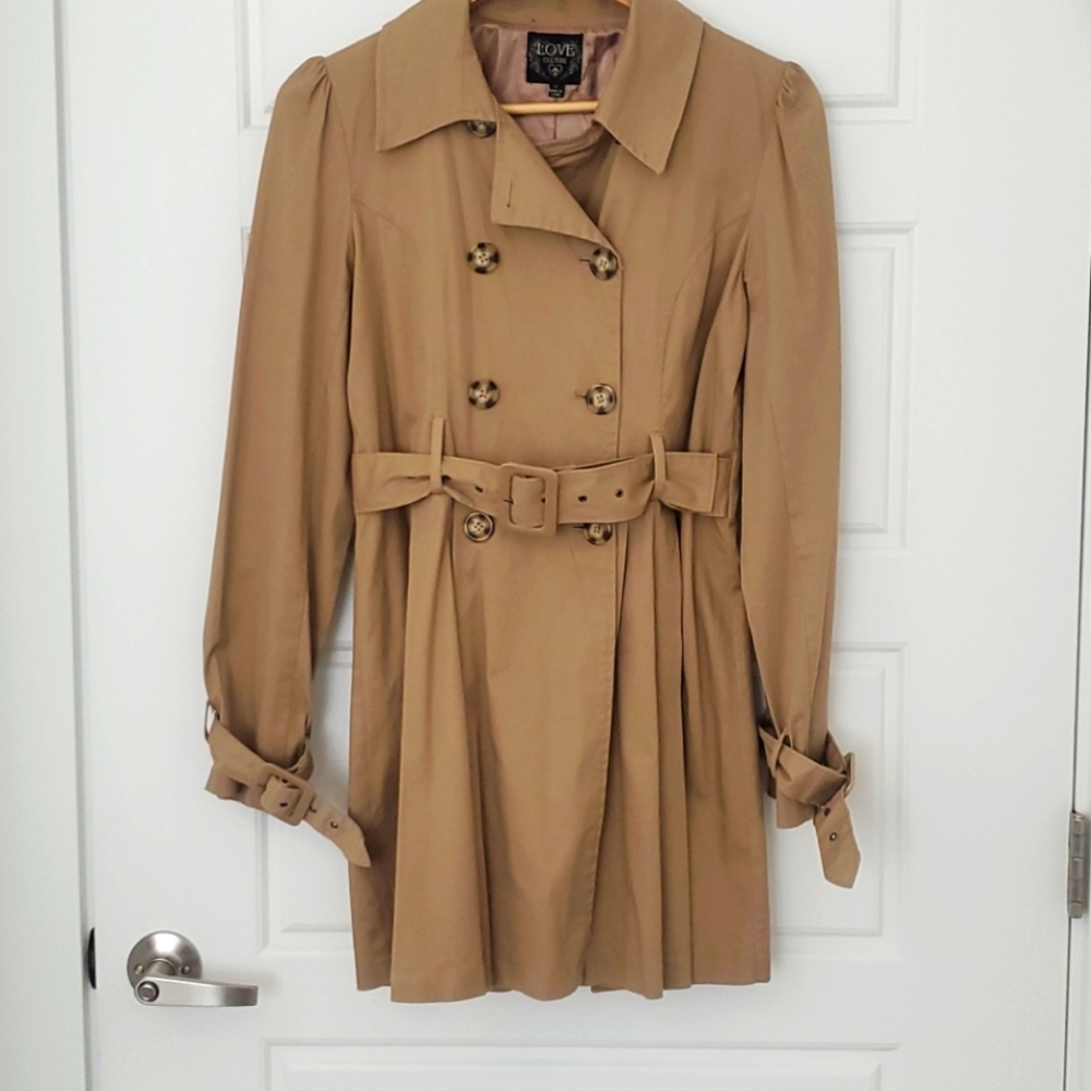 Trench style coat with buckles and cinch up back